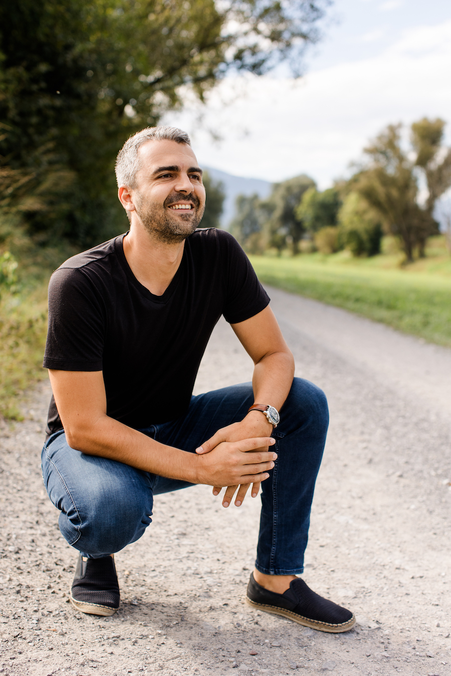 Joachim Metzler - Mentaltrainer und Unternehmensberater in der Natur beim Lachen und beobachten